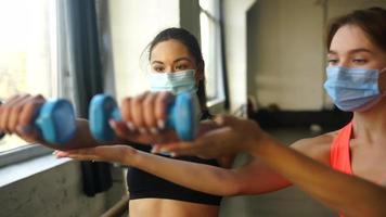 las chicas fitness se motivan entre sí en la sesión de entrenamiento video