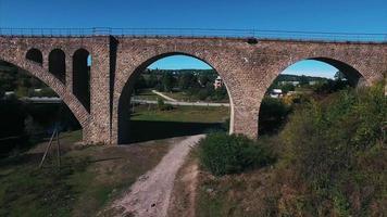 antenn se av gammal järnväg bro, gammal viadukt vorohta, ukraina video