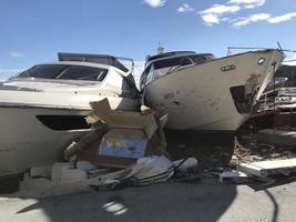 barcos destruidos por tormenta huracan en rapallo, italia foto