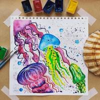 manualidades, cómo pintar medusas marinas, taller de acuarela, cómo dibujar a mano. vista superior plana. cuadro de pintura, hobby de arte. pintura con acuarela. taller de artistas. foto