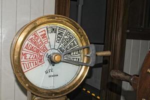 antiguo control de velocidad de barco italiano foto