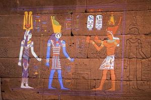 nueva york, estados unidos - 22 de abril de 2017 - uso de luz proyectada para restaurar el color en el templo dendur foto