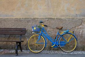 bicicleta vintage cerca de un banco de madera foto