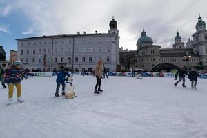 Salzburgo, Austria - 31 de diciembre de 2015 - gente patinando en la ciudad foto