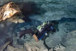 efecto haloclina al bucear en cueva de cenotes en mexico foto