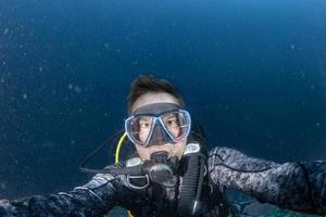 retrato de selfie subacuático de buzo en el océano foto