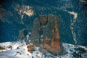 paisaje nevado de la montaña de los dolomitas en invierno foto