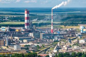 vista aérea de las tuberías de la planta de la empresa química. concepto de contaminación del aire. paisaje industrial contaminación ambiental residuos de central térmica foto