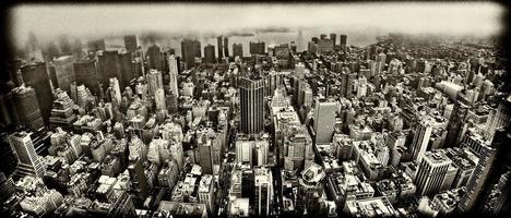 vista aérea del paisaje urbano de manhattan de nueva york de estilo antiguo en un día de niebla foto