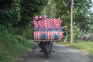 vendedor de matrass de bandera de estados unidos de moto en bali indonesia foto