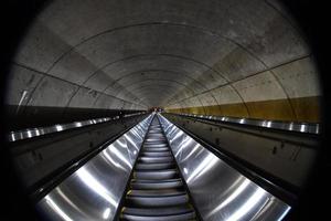 Washington, Estados Unidos - 29 de abril de 2017 - escalera mecánica del metro de Washington DC foto