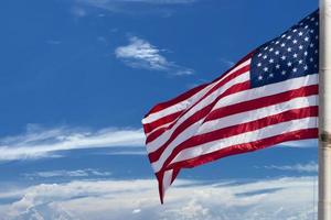 EE.UU. bandera americana estrellas y rayas en el fondo del cielo azul foto