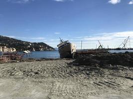 barcos destruidos por tormenta huracan en rapallo, italia foto