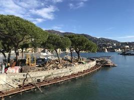 barcos destruidos por tormenta huracan en rapallo, italia foto