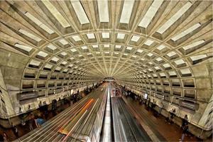 Washington DC - EE.UU. - 3 de mayo de 2013 personas y trenes en la estación de metro de Chinitown foto