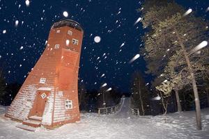 torre de elfos de laponia mientras nieva foto