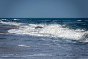 olas del océano atlántico en la orilla foto