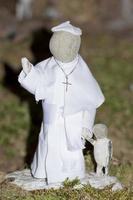 estatua de piedra del papa francisco foto
