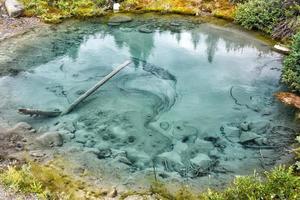 piscinas termales naturales en montañas rocosas foto