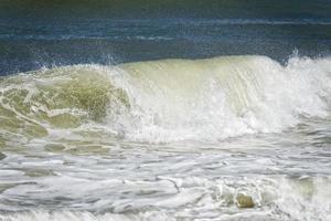 olas del océano atlántico en la orilla foto