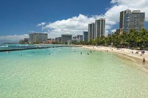 panorama de la playa de waikiki con laguna de piscina foto