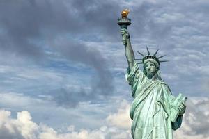 estatua de la libertad en nueva york en azul cielo nublado foto