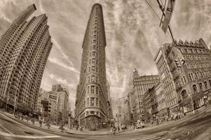 nueva york - estados unidos - 11 de junio de 2015 edificio flatiron en blanco y negro y sepia foto