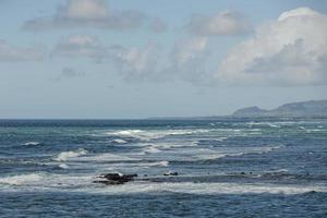 olas en el panorama de la playa de hawaii foto