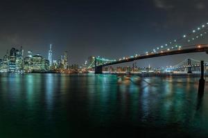 vista nocturna de manhattan desde brooklyn foto