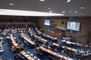 nueva york - estados unidos - 11 de junio de 2015 delegados discutiendo en las naciones unidas foto