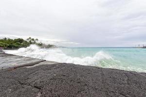 olas del mar del puerto de kona en la isla grande foto