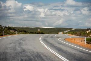 carretera sin fin del desierto de australia occidental foto