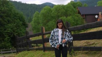 junge Frau, die sich im Landhaus auf dem Bauernhof zurückzieht video