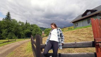 junge Frau, die sich im Landhaus auf dem Bauernhof zurückzieht video