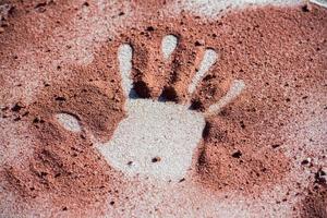 forma de mano en la arena como estilo de arte aborigen foto