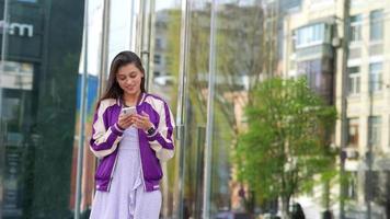 ragazza indossare viola vestito su il strada su un' soleggiato giorno video