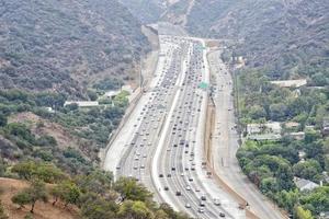 Vista aérea de la autopista congestionada de los Ángeles foto