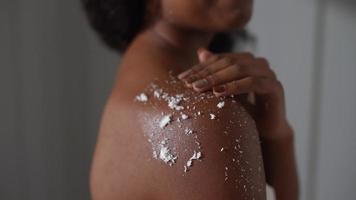 linda mulher negra mostra sua rotina de skincare video