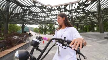 jong vrouw ritten elektrisch scooter Aan een zonnig dag video