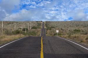 camino californiano del desierto al atardecer foto