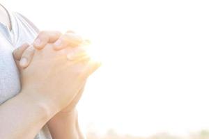 la mano humana sostiene la cruz. eucaristía terapia bendecir dios ayudando a arrepentirse católico foto