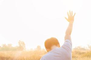 la mano humana sostiene la cruz. eucaristía terapia bendecir dios ayudando a arrepentirse católico foto