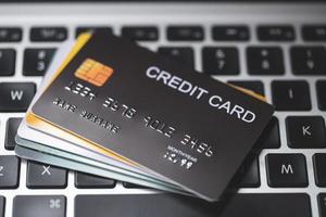 tarjeta de crédito lista para pagar compras foto