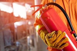 extintores de incendios en el edificio de la fábrica por seguridad foto