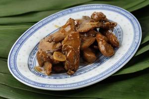 salteado agridulce de pollo con ajo, menú en un restaurante chino asiático foto