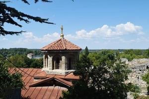 el techo de una iglesia en belgrado, serbia, a orillas del danubio foto