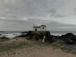 la ermita virgen del puerto. galicia, españa foto