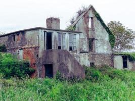 antigua casa en ruinas. galicia, españa foto