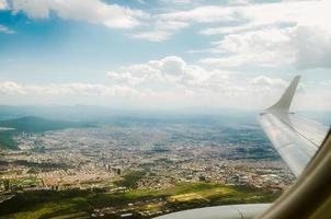 ciudad de méxico vista desde las alturas con zonas urbanas y zona de aterrizaje de aviones foto