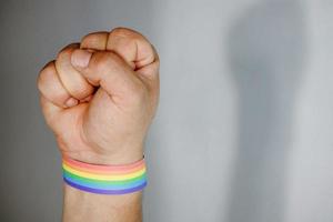 hombre con brazalete gay en la mano, luchando por los derechos lgbt foto